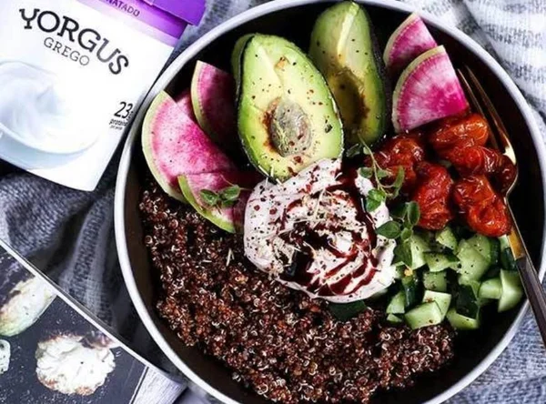Refrescante e fácil: aprenda a fazer o bowl com quinoa e abacate