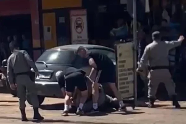 Policiais desarmando criminoso