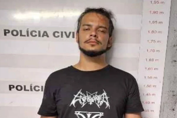 Imagem colorida Diego de Almeida Pereira. Ele é um homem branco, de barba e bigode - Metrópoles