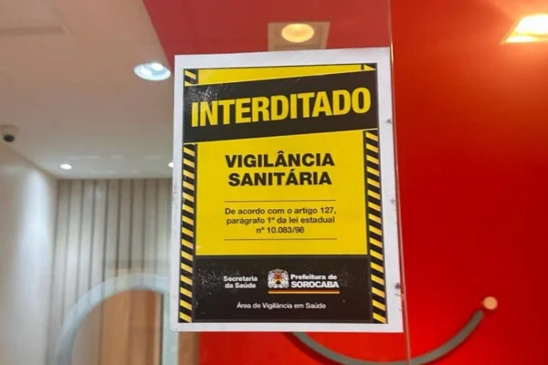 Foto colorida com placa escrito interditado - Metrópoles