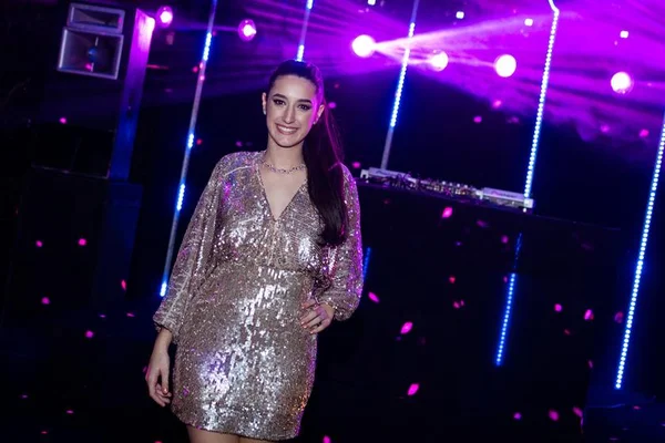 Roberta Rosso celebra a chegada dos 21 anos com muito agito e brilho