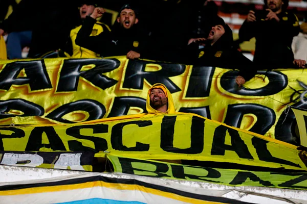 Imagem colorida de torcida do Peñarol - Metrópoles