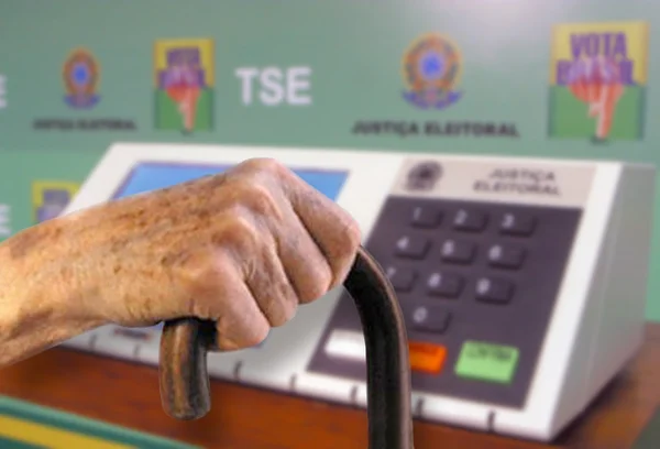 Idoso em urna eletrônica. Eleitorado 60+ - Metrópoles