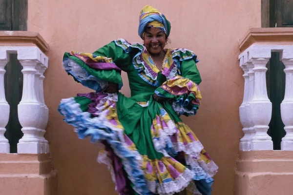 Foto de Toto La Mamposina com trajes folclóricos