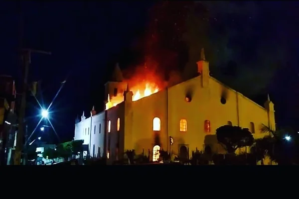 Igreja centenária é atingida por incêndio no interior da Bahia