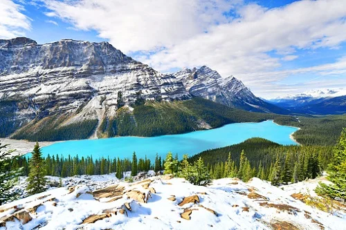 paisagem com lago e montanhas
