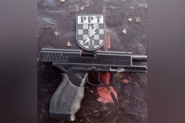 Jovem exibe arma em rede social, debocha da PM e é alvo de buscas
