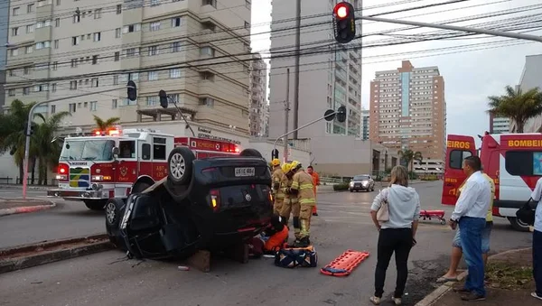 Carro fica de “cabeça para baixo” após acidente em Águas Claras