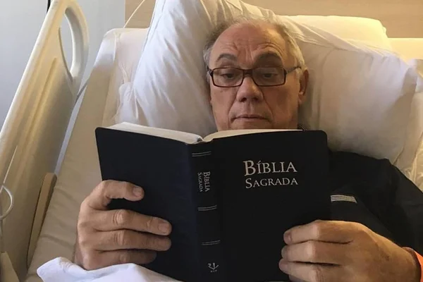 Muito debilitado, Marcelo Rezende recebe homenagem do filho