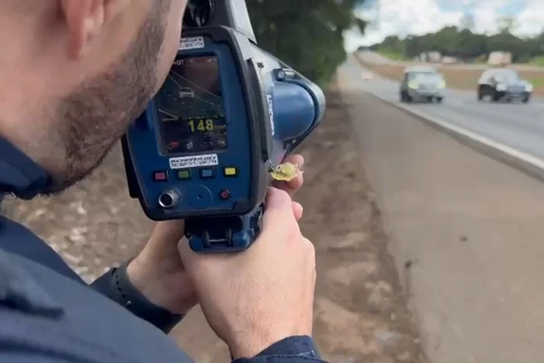 Motoristas são flagrados pela PRF a mais de 150 km/h na BR-060