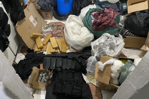 Imagem colorida de materiais apreendidos em operação policial. Metrópoles