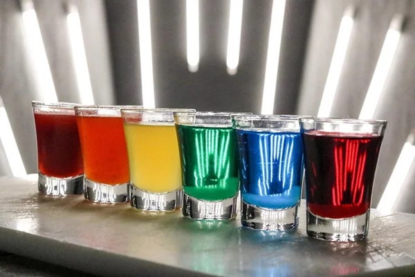 Veja cinco bares na capital para se refrescar com régua de drinques