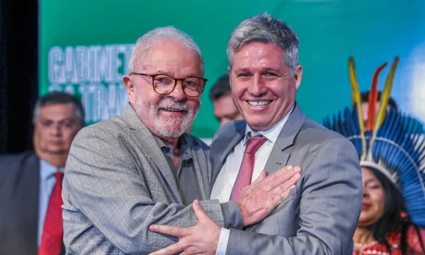 Ministro Militar A CPI do MST (Movimento dos Trabalhadores Rurais Sem Terra) vai votar nesta terça-feira (01/08) a convocação do ministro do Desenvolvimento Agrário e Agricultura Familiar, Paulo Teixeira. Ele já havia sido convidado para comparecer em 10 de agosto, mas devido à recente ocupação do MST na sede do Incra em Pernambuco, os deputados consideraram melhor convocá-lo.