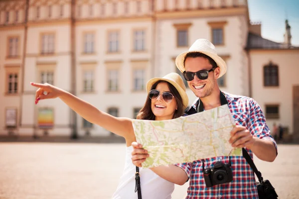 Casal turistando e olhando o mapa da cidade-Metrópoles
