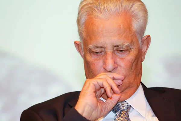 Roriz sofre infarto, tem piora na saúde e é submetido a traqueostomia