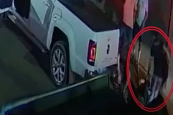 Imagem colorida de delegado espancando advogado. Metrópoles