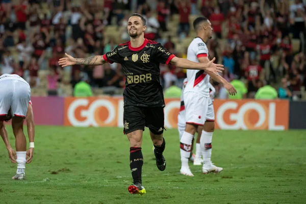 Michael comemora gol contra o Atlético-GO