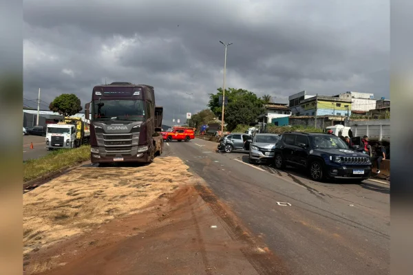 Carreta sem freio bate em oito carros no Anel Rodoviário