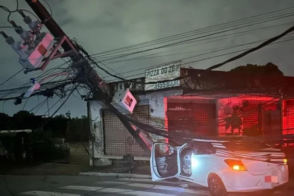 Carro em fuga bateu e derrubou poste no Recife