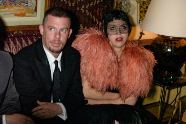 curta alexander mcqueen - metrópoles