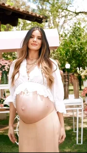Camila Queiroz encanta ao mostrar a barriga no oitavo mês da gravidez Camila Queiroz encanta ao mostrar a barriga no oitavo mês da gravidez