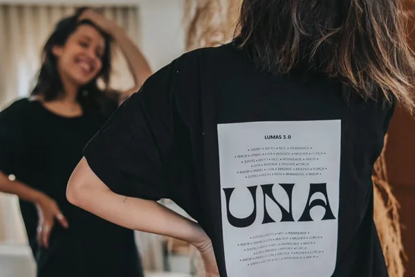 Modelo com camiseta