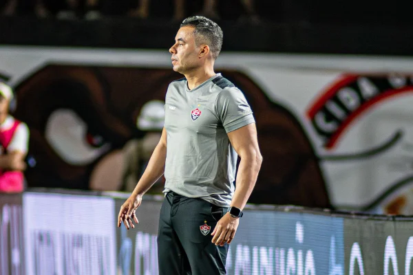 Imagem colorida do técnico Jair Ventura, do Vitória