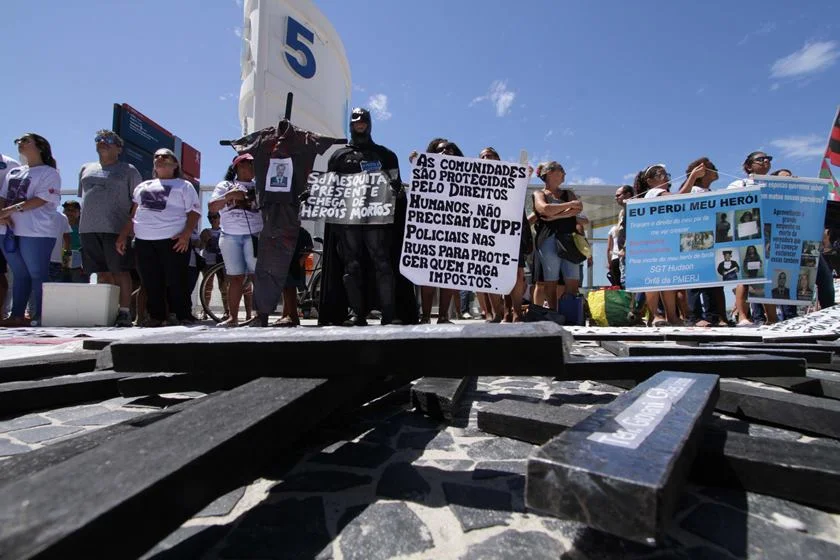 Somente este ano, no Rio, já são 28 homens mortos em serviço, e que deixaram para trás mães, mulheres e filhos Somente este ano, no Rio, já são 28 homens mortos em serviço, e que deixaram para trás mães, mulheres e filhos