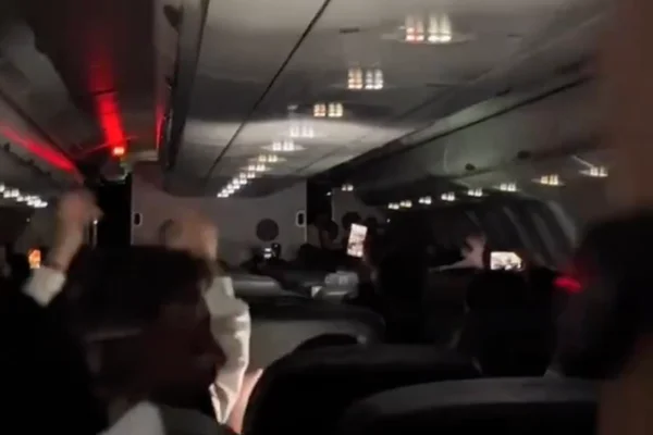 Foto colorida de um avião - Metrópoles