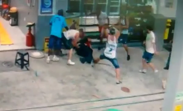 Vídeo: torcedor do São Paulo é agredido por palmeirenses em posto