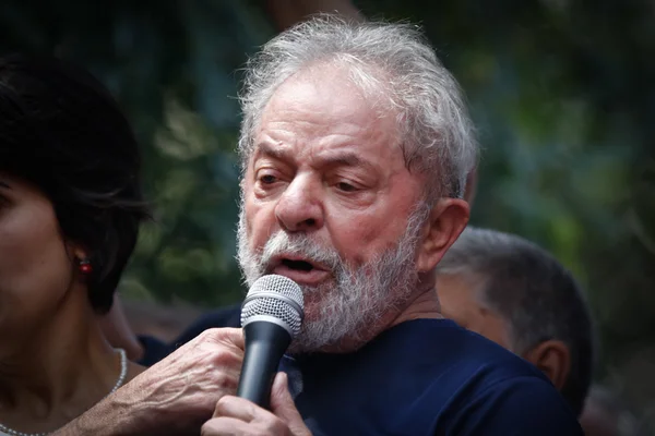 Lula: “Bolsonaro não cuida nem do filho e quer cuidar do país alheio”