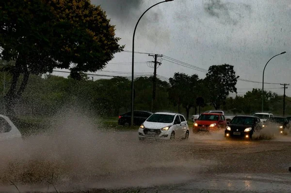 Previsão de chuva forte e ventos de 100km vai até domingo no DF
