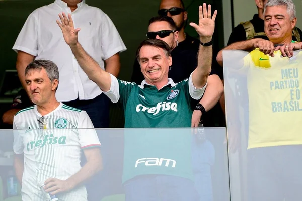 Sem vacina e teste, nem Bolsonaro poderá dar “carteirada” nos estádios