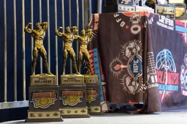 Foto colorida dos troféus do Arnold Classic Brasil - Metrópoles