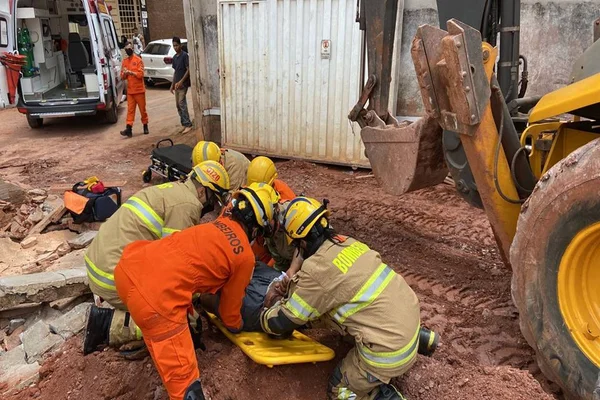 Vídeo. Muro desaba sobre funcionário de obra, que tem pernas esmagadas