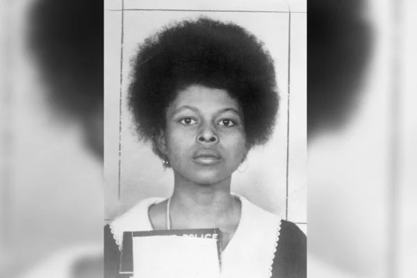Imagem colorida mostra Assata Shakur, ex-membro do Panteras Negras - Metrópoles