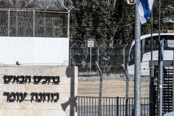 Imagem colorida de prisão israelense - Metrópoles