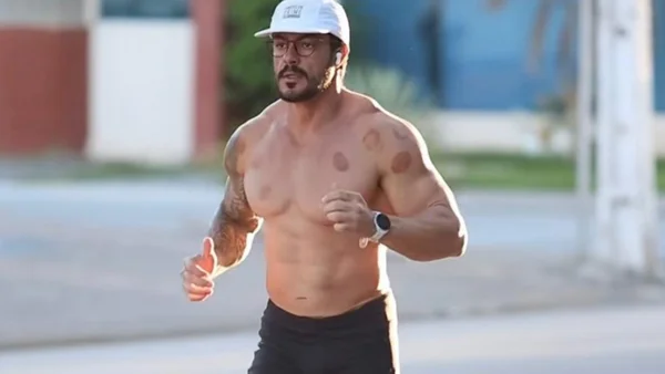 homem correndo sem camisa