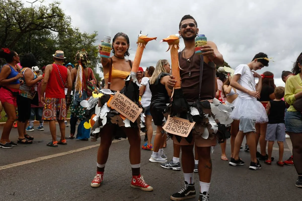 Lua Alcântara e Rafael Baggi estão fantasiados de "Emas Palacianas" Lua Alcântara e Rafael Baggi estão fantasiados de "Emas Palacianas"