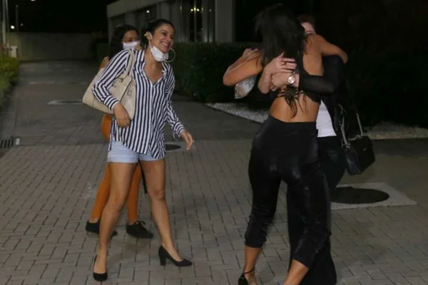 BBB20: Ivy ignora recomendações, não usa máscara e abraça amigas