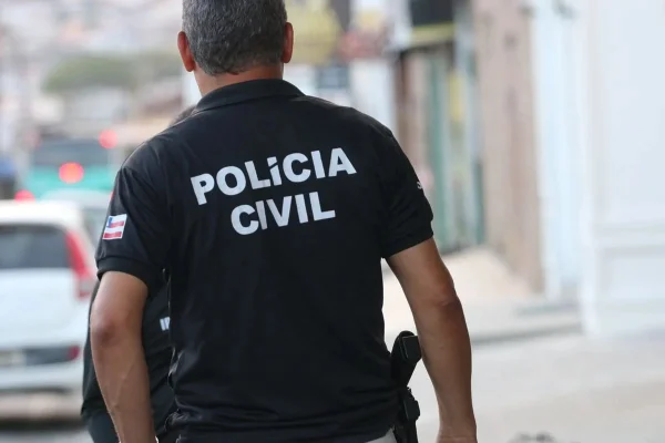 Garçom é atingido por bala perdida durante trabalho. O alvo era outro