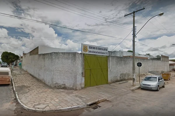 Vigilante que tentou passar drogas e celulares a detentos é preso