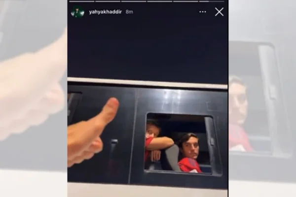 Em story, torcedor marroquino provoca jogadores espanhóis após a seleção europeia perder para o Marrocos na Copa do Mundo do Catar. Na imagem, os atletas olham para fora do ônibus, sem expressão - Metrópoles