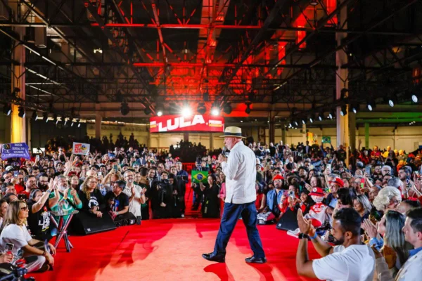 Lula em convenção partidária que oficializou candidatura à reeleição - Metrópoles
