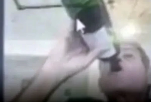 Juiz bebe em garrafa de vinho