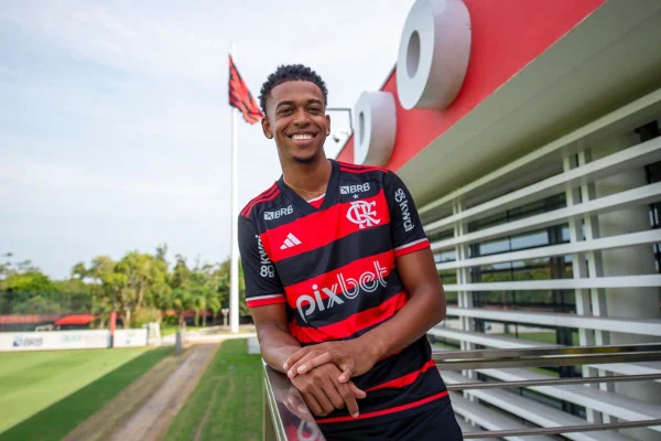 Imagem colorida de Carlinhos com o uniforme do Flamengo - Metrópoles
