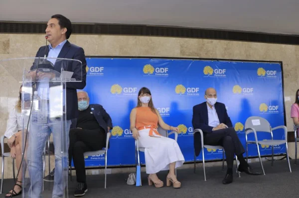 Programa Include entrega certificados a alunos do curso