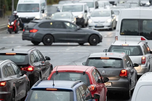 Imagem colorida de carros em via - Metrópoles