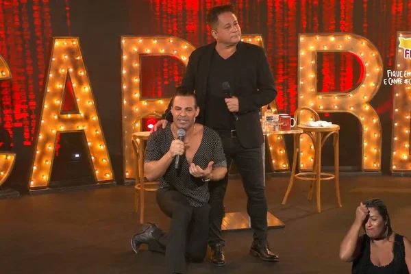 Eduardo Costa de joelhos durante live cabaré