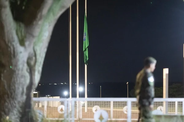 Bandeira a meio mastro em luto nacional por Pelé no Palácio do Alvorada - Metrópoles